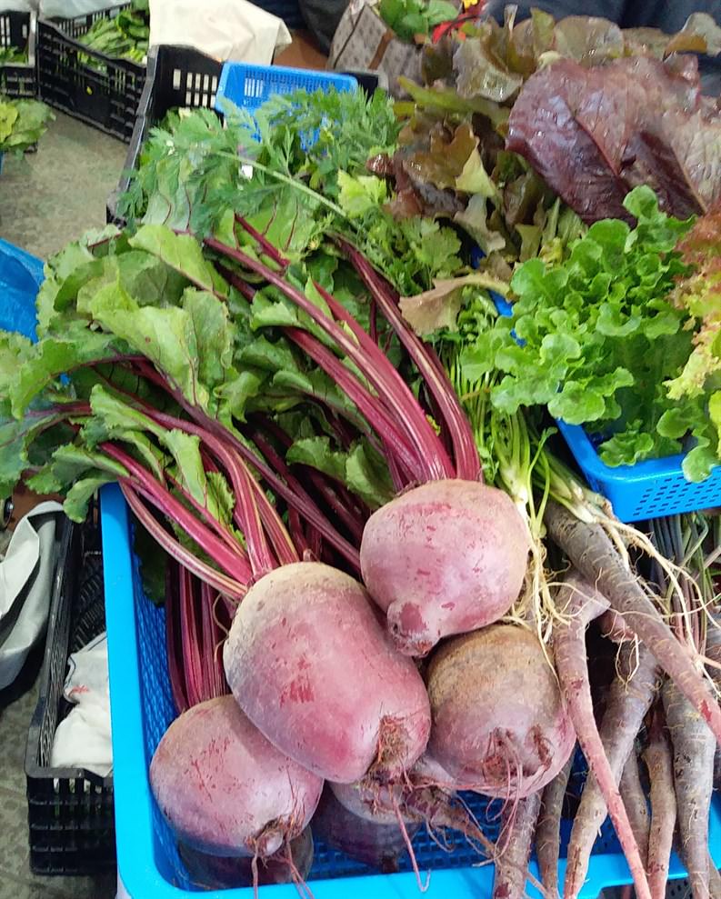 多吃本地產物和蔬果：肉類產業和跨國食品運輸過程中，會大幅增加碳排放，令全球暖化加劇，破壞棲息地。