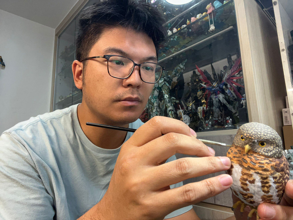 導師手持幼細畫筆,為斑頭鵂鶹模型上色