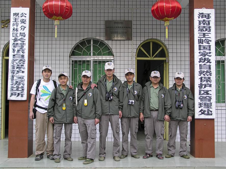 2005年，嘉道理農場暨植物園資助海南霸王嶺國家級自然保護區成立了海南長臂猿監測隊。2011年，本園在最接近長臂猿棲息地的白沙縣青松鄉成立了由村民組成的社區監測隊，令監測工作涵蓋所有家庭群。 