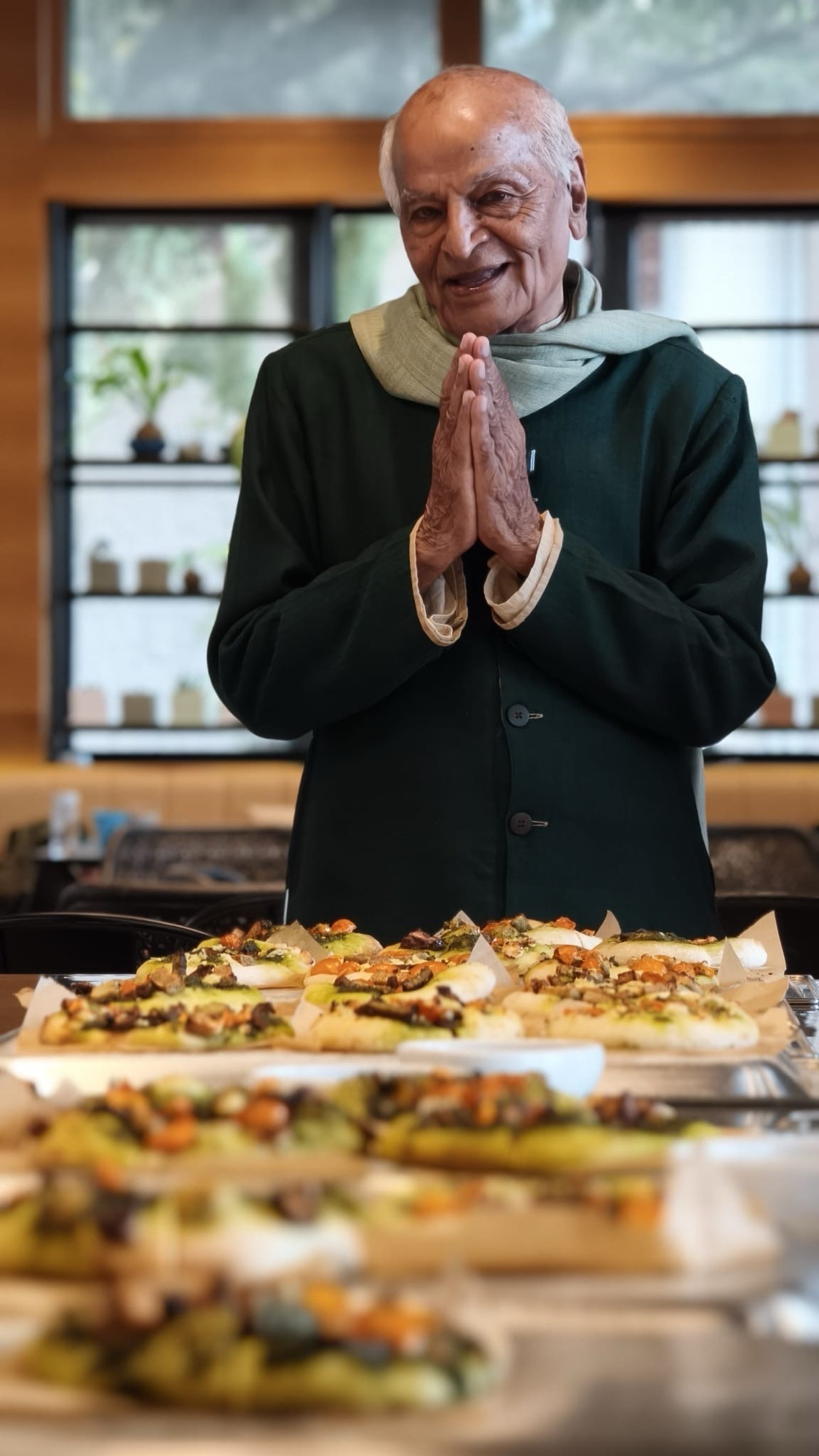 我們的老師薩提斯‧庫瑪在 Food Hub 帶領餐前的感恩祝福